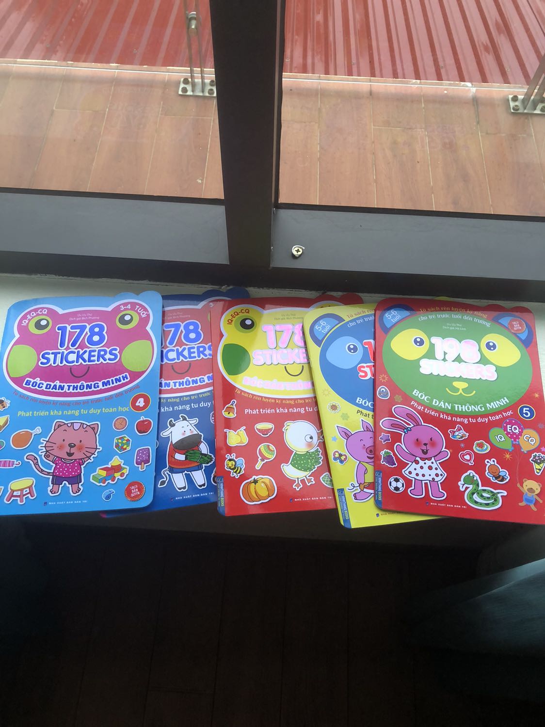 Sách dán hình mình mua rất nhiều trên tiki . Bọc mới tinh . Sách rất xịn . Nhiều trang , nội dung vô cùng hay và bé rất thích nhé ạ