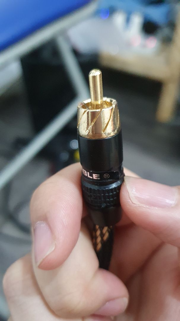 Hàng giao khác hoàn toàn với ảnh.
Dây dơ và bị trầy xước rất nhiều.
Label là dán chứ k phải in trên đầu nối
Không phân đầu audio trắng - đỏ