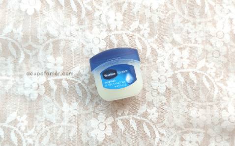 Tuy vẻ ngoài không quá nổi bật nhưng chất lượng thì khỏi chê. Mình có viết một bài blog rất chi tiết để đánh giá về chất lượng, hình thức, hiệu quả sử dụng của em sáp dưỡng môi Vaseline này. Nếu bạn hứng thú có thể đọc tại đây nhé: http://acupofamor.com/vaseline-duong-moi-co-tot-khong-review/