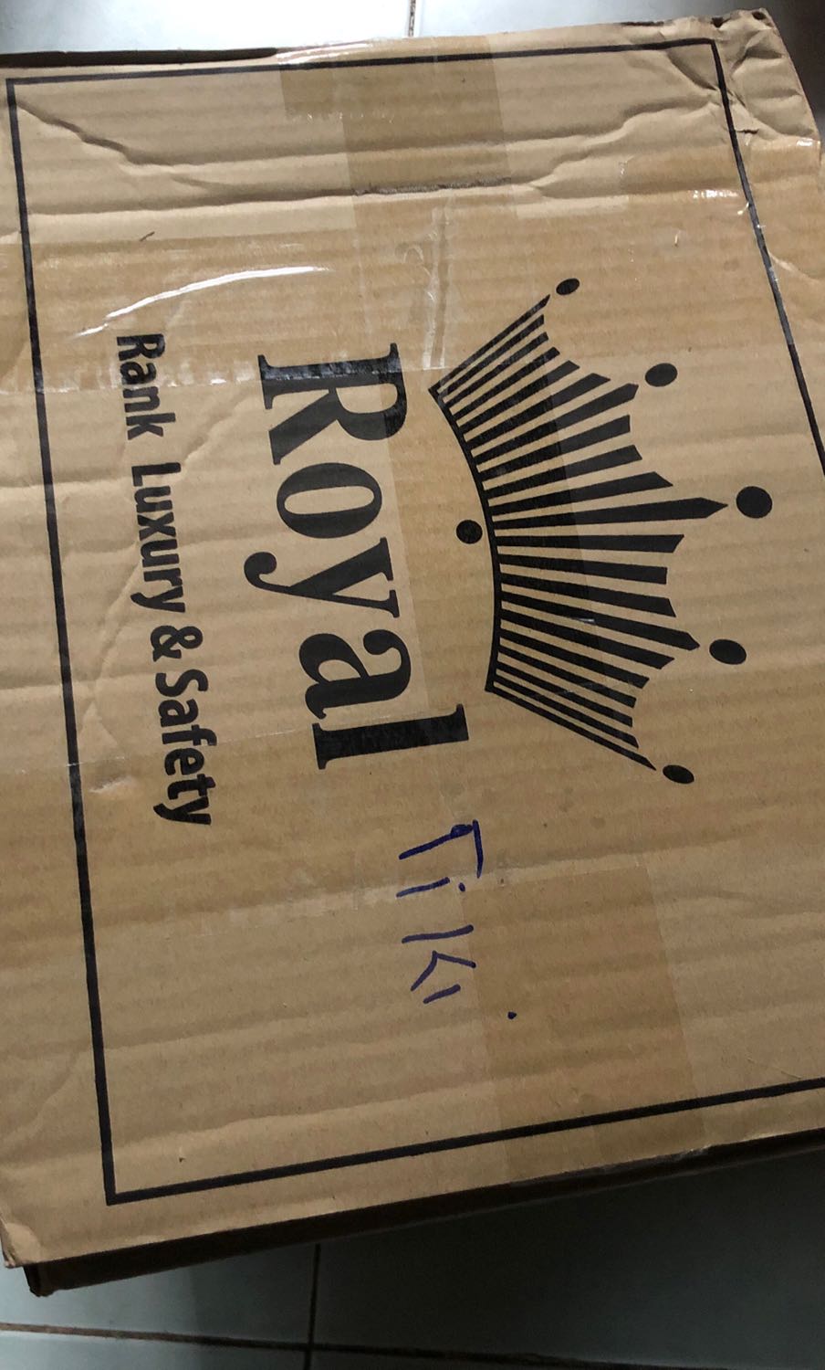 Giao hàng quá nhanh luôn. Đóng gói hàng rất kỹ lưỡng. Nhân viên giao hàng vui vẻ. Sản phẩm đẹp như ý muốn. Mình hài lòng với sản phẩm. Cảm ơn tiki rất nhiều