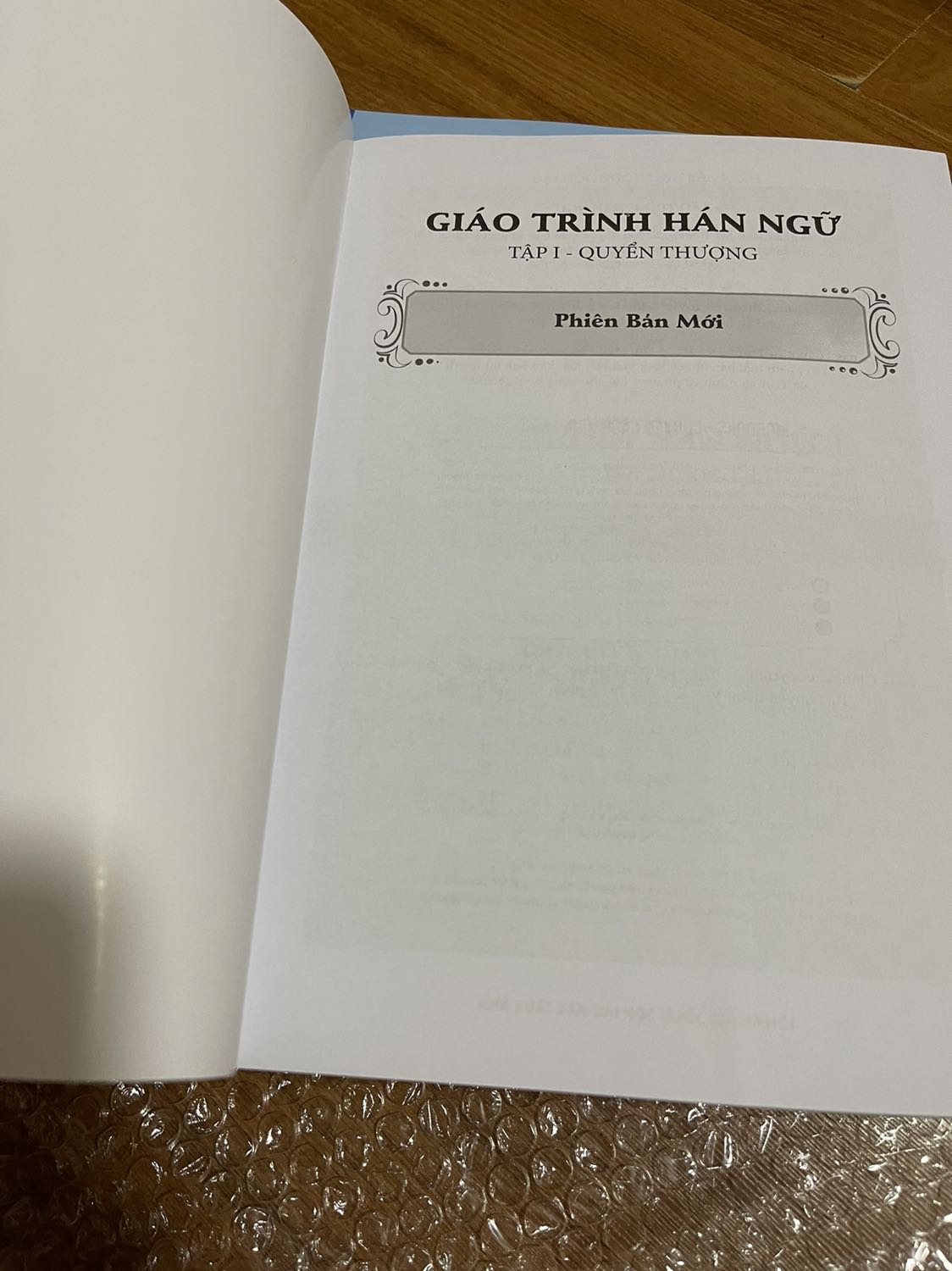 Sách phiên bản mới, giao đủ bộ, giấy đẹp, mực in rõ ràng. Lại được giảm giá, ai đang cần thì đừng ngần ngại mua đi ạ.