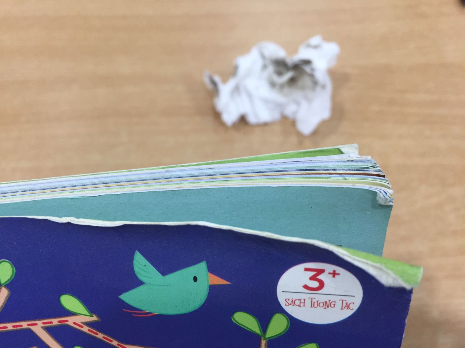 Lúc nhận sách mình rất không hài lòng, sách rất bẩn, quăn góc, bị gãy cả bìa trước lẫn bìa sau. Rất thất vọng về Tiki!