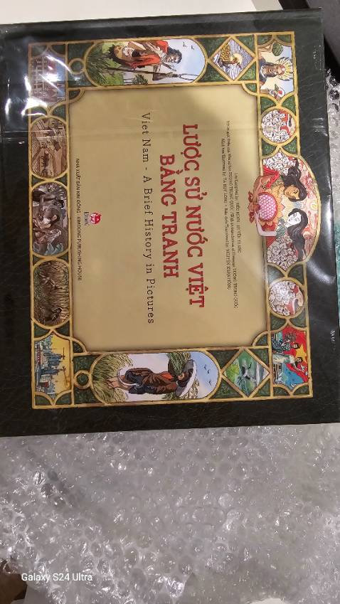 Sách rất đẹp, bìa cứng đúng quảng cáo. 5 sao cho bọc hàng của shop, mở ra mà muốn ná thở. Giao hàng đúng hẹn.