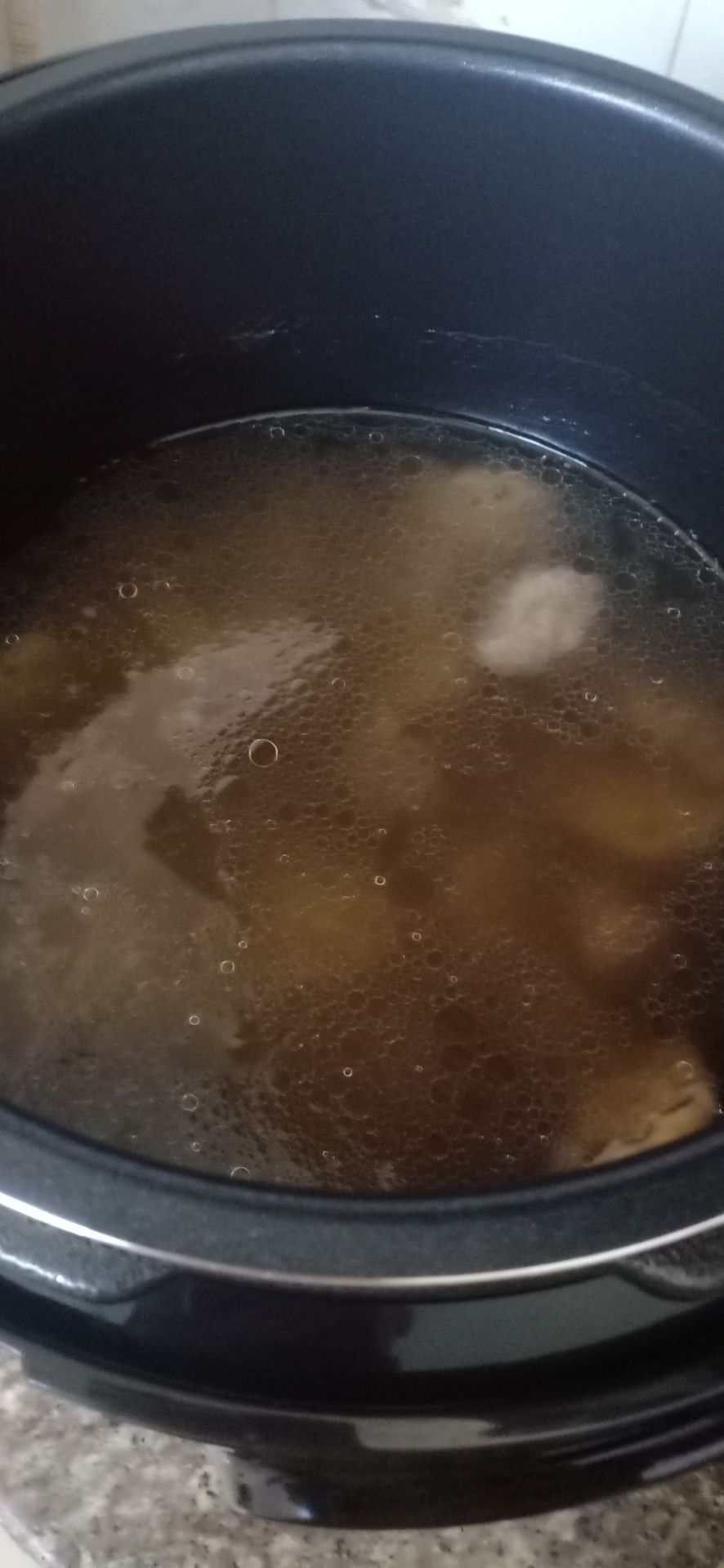 nồi xịn,chắc tay,dày,ấn tượng rất thích,nấu thử canh củ sen + xương( chưa rả đông,k trần qua nước luôn ) nước cũng trong,nấu 20p thịt mềm k nát,củ sen vừa ăn k nát,tưởng rút nước nên đổ nhìu ai dè k nha,xả van thủ công,k bit nút nào để xả tự động
túm lại là ngon nha,lần sau mua cho mẹ .cám ơn shop nhé tư vấn nhiệt tình 11-12h khuya cũng còn rep luôn