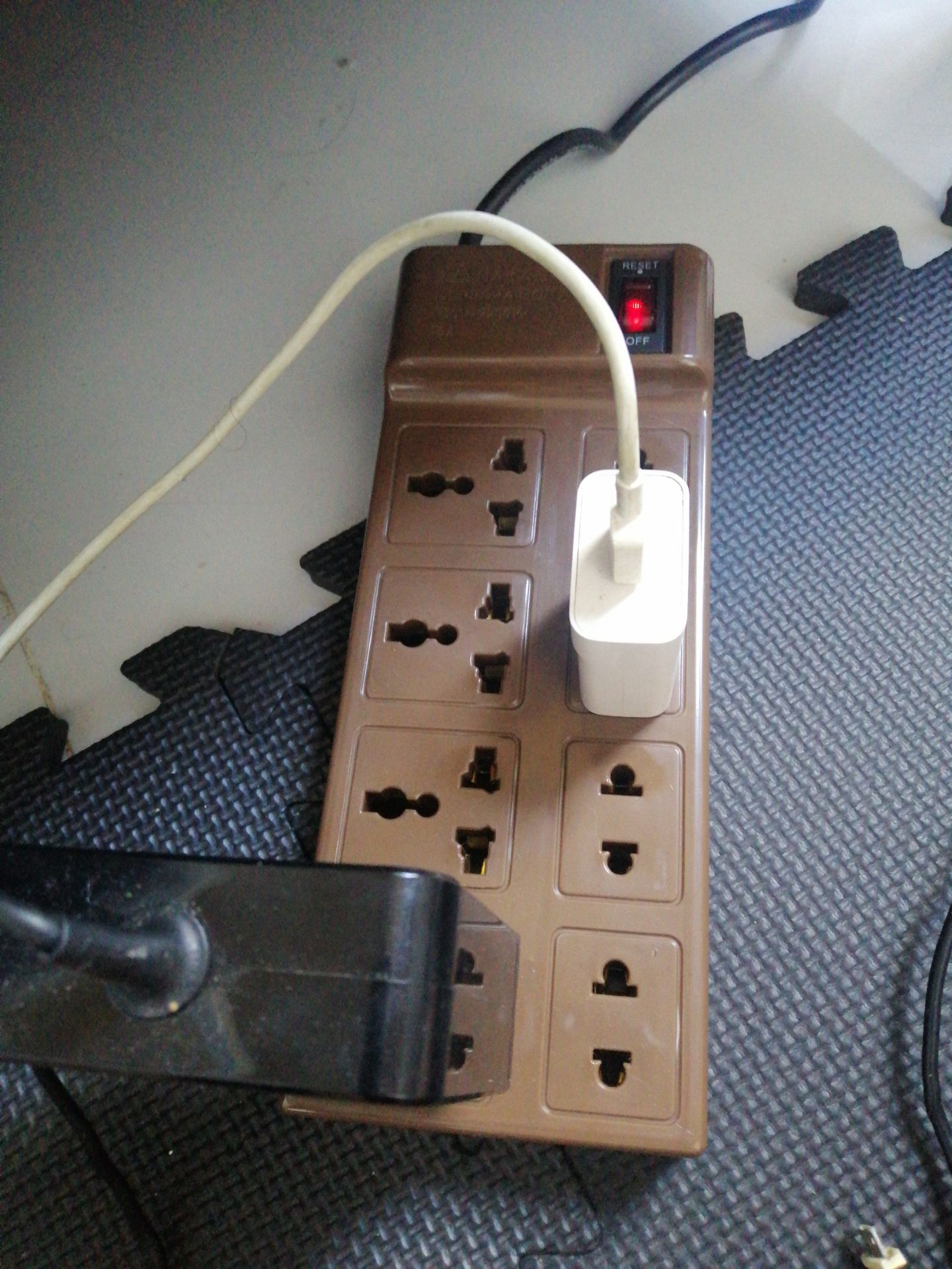 Sản phẩm tốt, như hình
Các dây điện chấu tròn sẽ dễ ghim còn các đầu dẹp thì cần dùng lực tí n ghim vào thì bám chắc