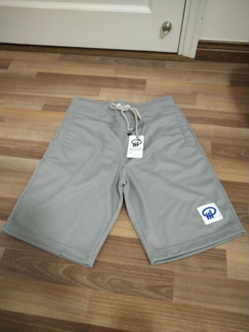 Vải bình thường, không dày, không mỏng, mặc mát, thoải mái.
Túi 2 bên không quá nông cũng k quá sâu, đựng vừa cái đt. 1 túi sau thì nông.
Lưng quần thun có độ co giãn không được tốt nhưng bù lại có dây cột.
Mình nhìn chung thấy vậy chứ mình mua cho bạn nam bận. Có gì sẽ cập nhật sau.