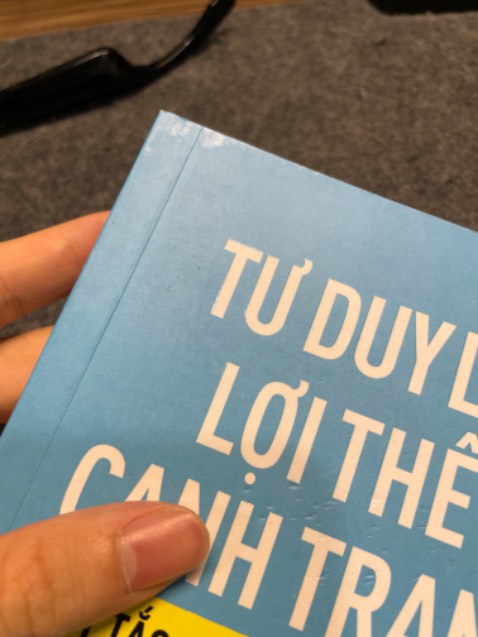 chất liệu giấy ổn nhưng bìa bị một số vết bị lõm và hơi sờn. Nhưng nếu để đọc thôi thì không ảnh hưởng lắm. Còn đóng gói ổn