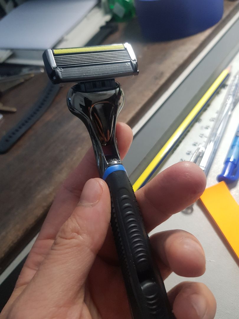 Cạo khá êm, êm hơn Gillette Mach 3 mình đang sử dụng. Thiết kế dao cạo trông mạnh mẽ, xịn xò