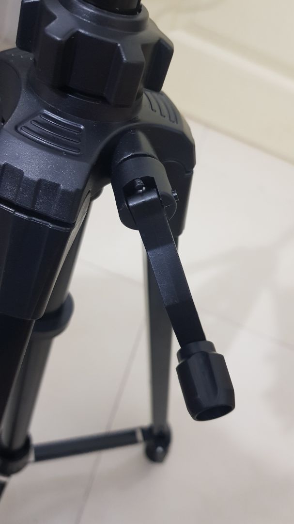 sản phẩm rất cứng cáp  ưng ý. Tuy nhiên một số chốt chân bị tuột nên phải đệm thêm. Có lẽ NSX không kiểm tra kĩ càng. Trục quay còn hơi yếu. Đáng để mua dùng cho mục đích không chuyên. Góp ý shop kiểm tra sp kĩ càng hơn, và cải thiện trục quay của tripod.