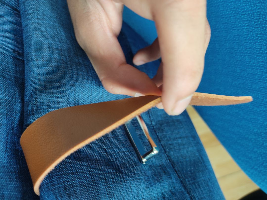 Cặp cũng bình thường không có gì đặt biệt , from cặp hơi nhăn . Không may vuông vức , lớp mút đệm bên trong khá mỏng . Điểm nổi bật được 3 ngăn chính , 4 ngăn phụ . Màu sắc đẹp nhưng đường chỉ may và gia công khá tệ , bị lỗi đường may như trên ảnh mình chụp , chưa thực sự xứng đáng với số tiền bỏ ra . Nói chung cho 4* vì sự cố gắng của nhà sản xuất , nhưng chân thành thì khuyên anh em làm văn phòng hay đi gặp đối tác mang cái cặp này đựng tài liệu để gặp khách hàng thì nên chọn sản phẩm khác ?