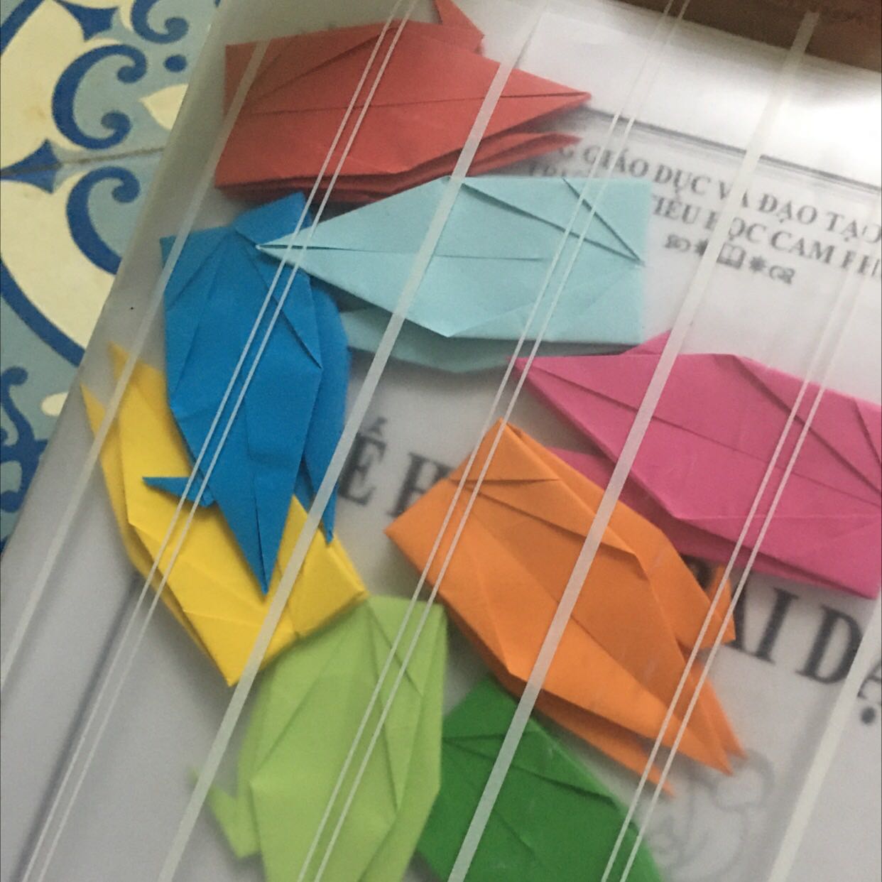 Giấy đẹp, màu sắc rất bắt mắt, dùng để gấp tiện lợi nhưng giá chát quá hihi