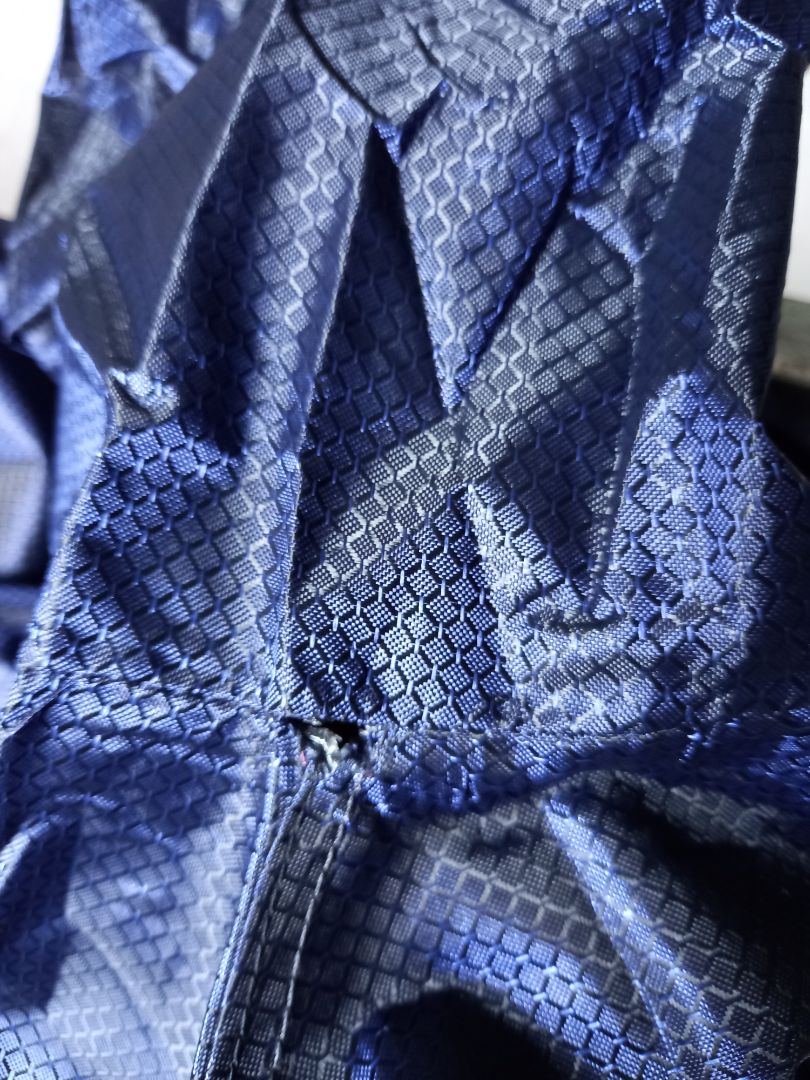 áo vừa bóc ra chưa mặc đã phát hiện bị rách 1 lỗ to ở cổ áo.chán kiểu shop bán hàng kém chất lượng