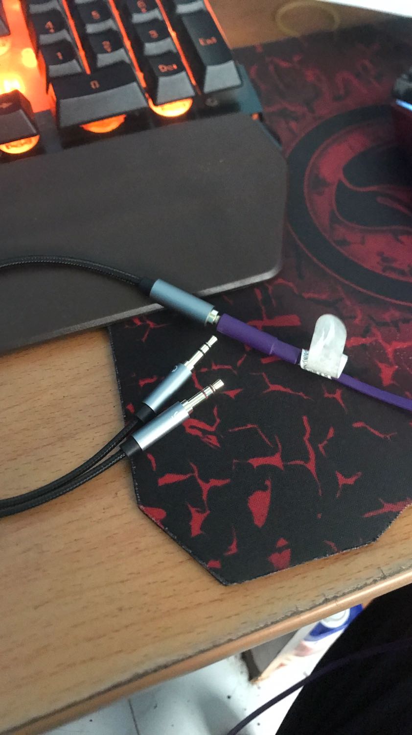 Tai nghe logitech g333 của mình có mỗi 1 jack 3.5 nên không dùng mic được. Nhờ đầu chuyển của ugreen mà giờ vừa chơi game vừa chửi nhau vs mấy đứa bạn được rồi