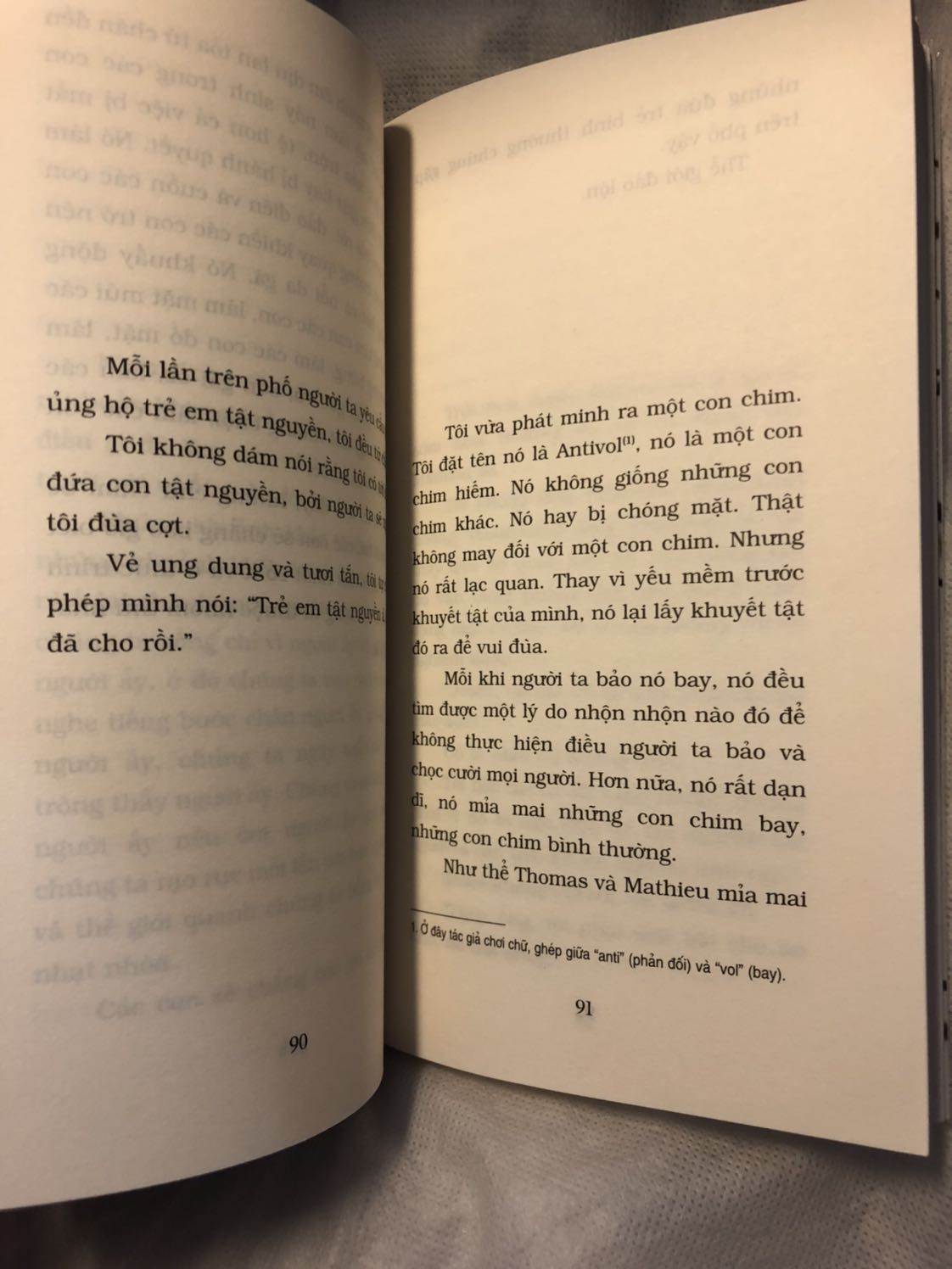 Sách giao hàng rất nhanh, có bookcare của tiki. Tóm chung về dịch vụ của tiki thì mình lúc nào cũng hài lòng
Về nội dung thì hợp với những ai thích nhẹ nhàng tình cảm, những bạn thích gay cấn hoặc phải có nội dụng rành mạch rõ ràng thì không hợp lắm. Sách là lời kể của người cha hồi tưởng về 2 đứa con trai bị tật nguyền/ thiểu năng của mình. Bản thân mình đã xem review trên youtube của 1 anh youtuber, thấy khen quyển này rất nhiều, anh ấy bảo đây là cuốn nhẹ nhàng tình cảm mà anh đọc đi đọc lại rất nhiều trong nhiều năm. Nhưng cá nhân mình đọc thì ko ấn tượng nhiều lắm, đọc xong mình ko có lưu lại cảm xúc gì nhiều. Thú thật là mình có khóc nhưng ko phải vì sách mà vì mình nhớ bố của chính mình, bố mình mất cách đây 2 năm rưỡi, hồi mình chỉ còn 3 tháng nữa là tròn 18, 4 tháng nữa thi đại học và 11 ngày nữa là Tết Nguyên đán. Đây cũng là lý do chính mà mình mua sách, review hơi dài dòng lôi thôi lạc đề rồi, vậy nhé nội dung mình để 3 sao, dịch vụ 5sao vậy chung bình là 4 nhé.