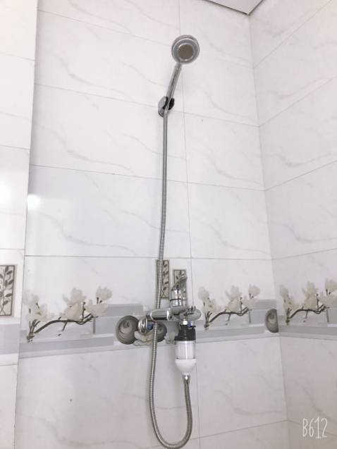 Nhỏ gọn nhưng rất tiện lợi, da dẻ ngày một sáng mịn ra, nguồn nước máy bình thường có nhiều kim loại và cặn bẩn, nên dùng cái này rất yên tâm tắm rửa.