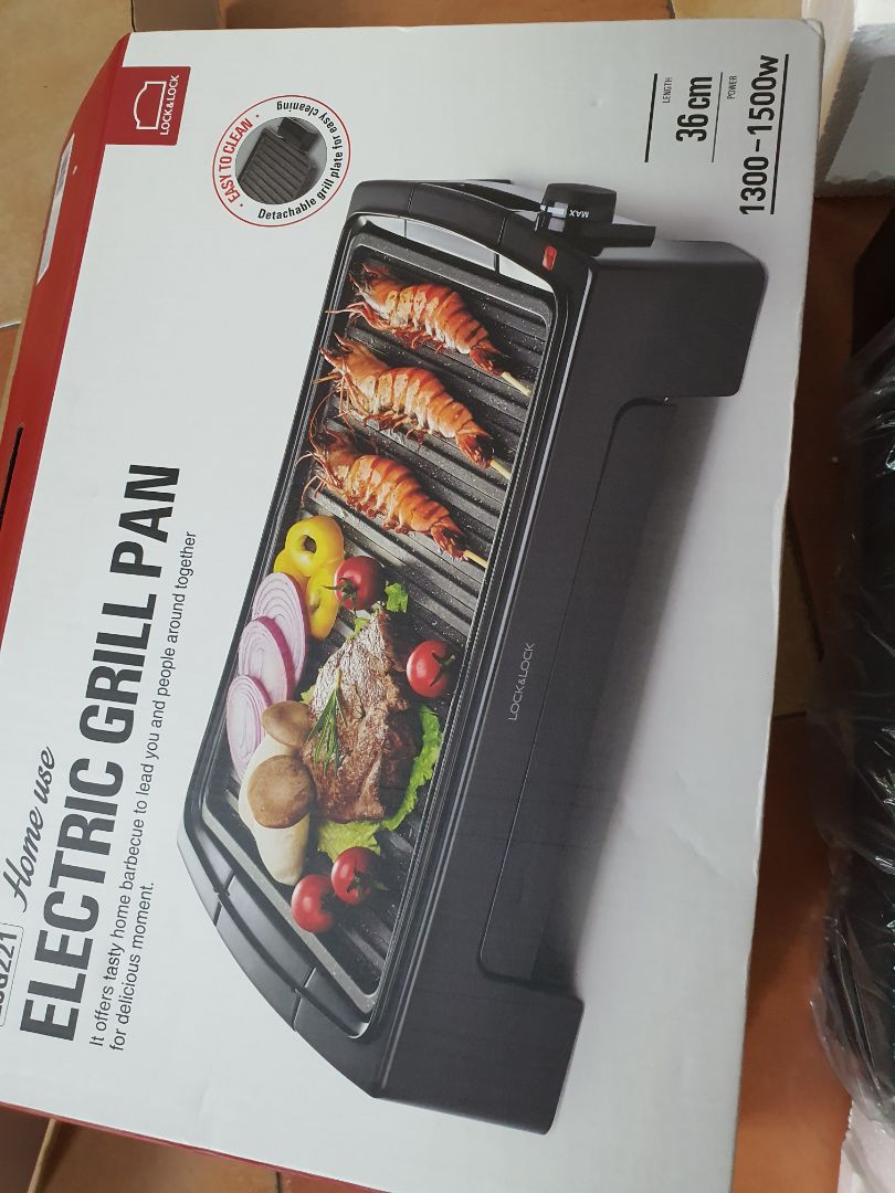 Vỉ nướng điện Lock&Lock EJK221 có ngoại hình trang nhã và sang trọng giúp cho không gian nhà bếp của bạn thêm phần tiện nghi, hiện đại hơn. Mang thiết kế hiện đại với lớp sơn phủ màu đen, kiểu dáng đơn giản, tinh tế góp phần tô điểm sự sang trọng cho không gian bếp.