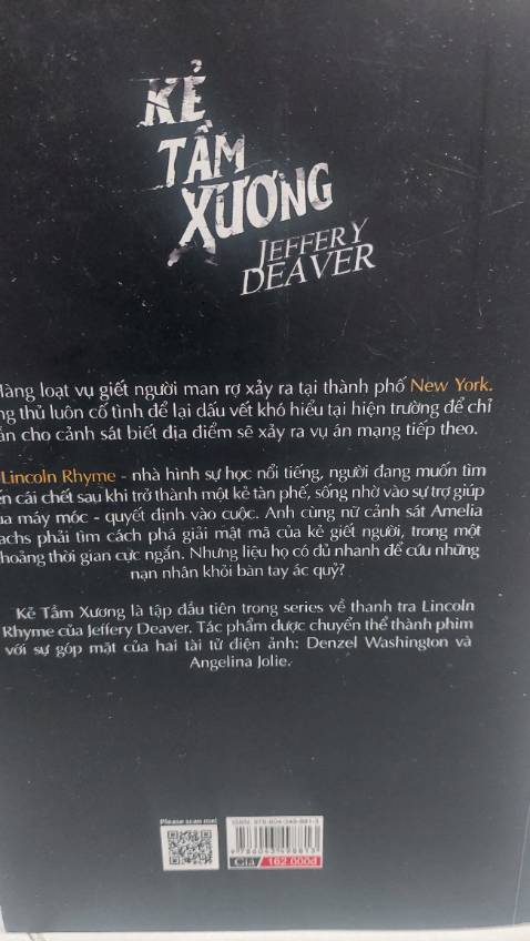 Một tác phẩm trinh thám hình sự với nội dung cuốn hút, ngay sau đó bộ phim điện ảnh chuyển thể với 2 tài tử gạo cội Danzel Washington và Angelina Jolie đã đưa “ Kẻ tầm xương ‘ đến gần hơn với công chúng, và đây có lẽ là một trong số tác phẩm tốt nhất của Jeffery Deaver.
Bản dịch và biên tập Việt ngữ gây chút thất vọng khi chuyển ngữ các danh từ riêng, danh từ  mang tính chuyên môn hay tiếng lóng; nhiều phân đoạn chuyển cảnh không thể hiện rõ ràng