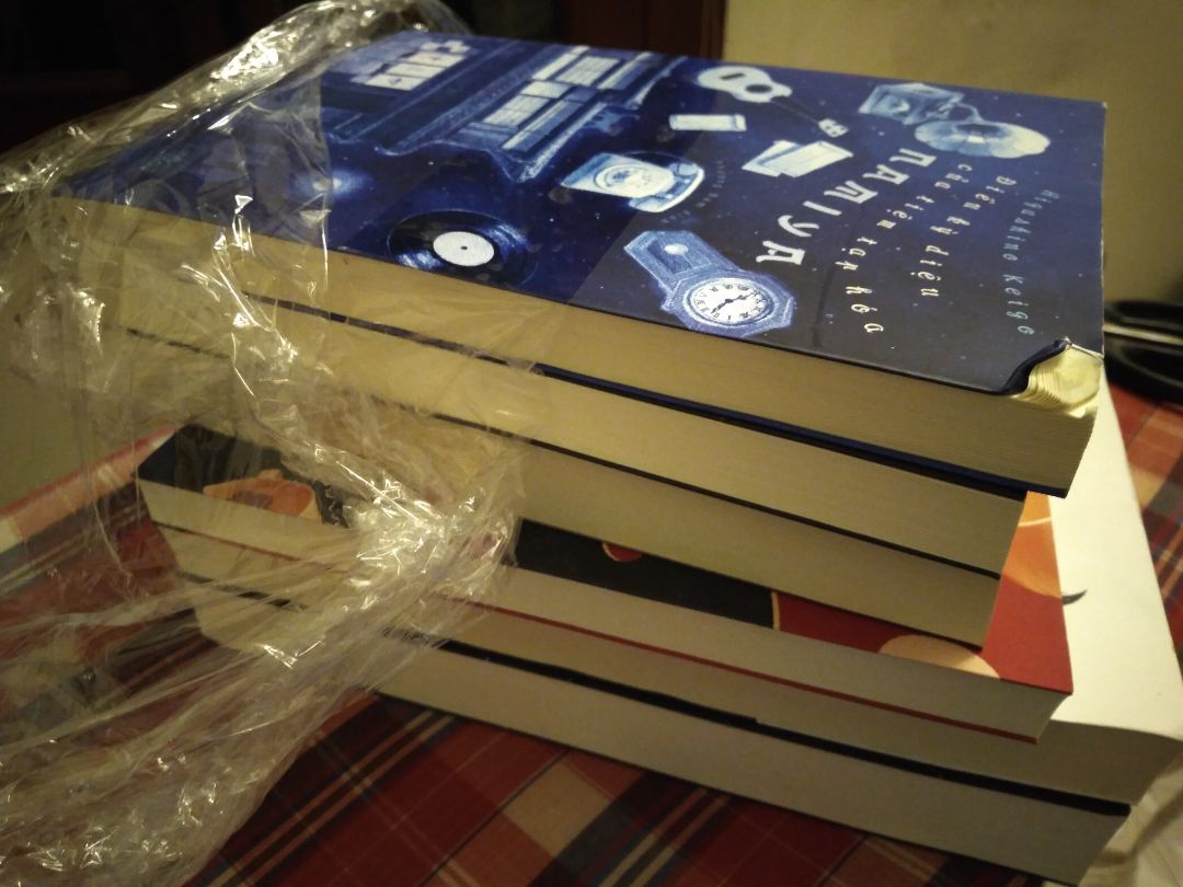 Lần đầu tiên nhận được đơn hàng trong tình trạng tồi như vậy! Sách gói bằng giấy bóng, không có hộp. Gói rất cẩu thả, quăng cả mép. Thậm chí lấy băng keo dán lên bìa sách để cố định. Đơn hàng này bán bởi Tiki Trading. Cùng đơn này tôi cũng mua một sách từ Fahasa thì được gói rất cẩn thận. Thất vọng! Tôi muốn hoàn trả đơn hàng!