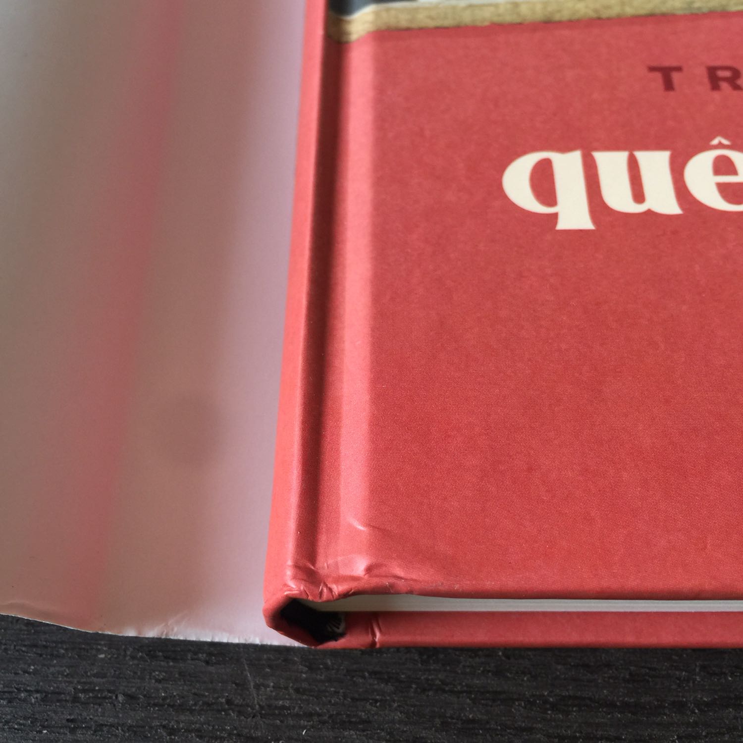 Đóng gói chưa tốt, khi vận chuyển bị móp bìa cứng ở cạnh gáy trên và dưới.
Xin đề nghị Nhà sách Tiki đổi cuốn khác!
Chân thành cảm ơn!