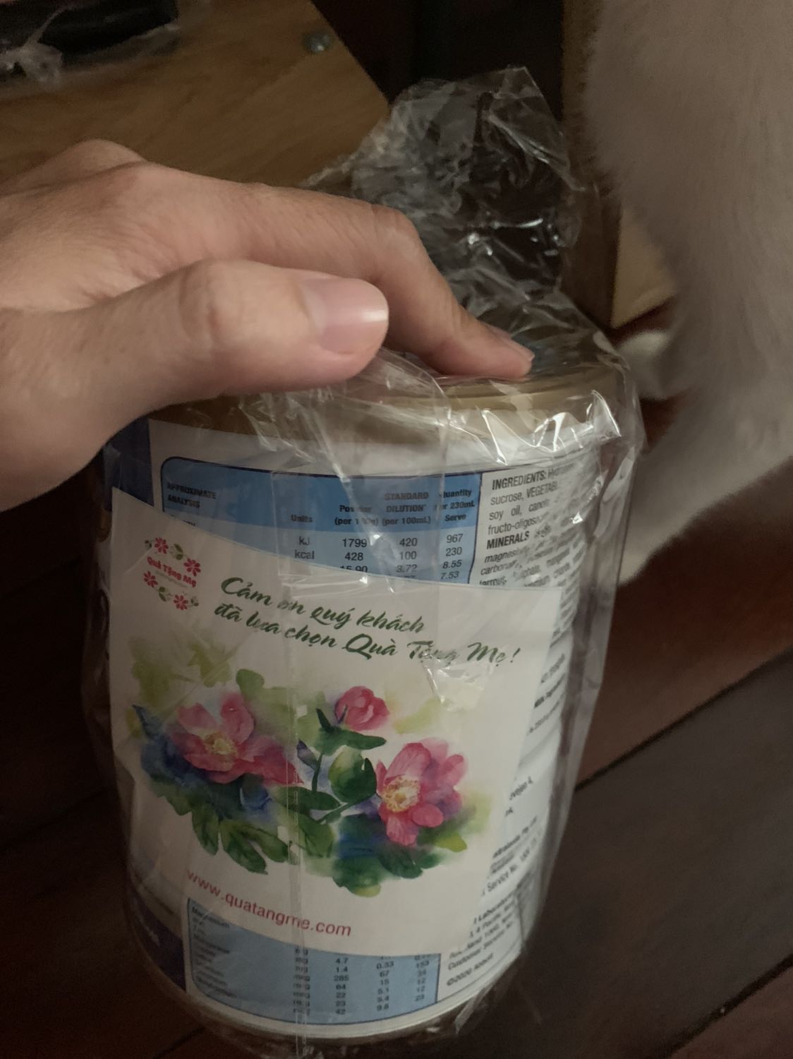 Đóng gói cẩn thận, giao hàng nhanh, có thiệp tặng 8/3 đính kèm đẹp mắt. Sữa còn nguyên seal tem