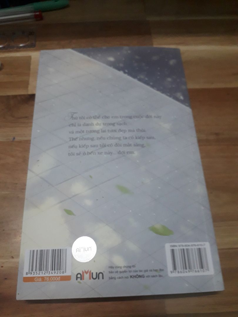 Sách giao khá là lâu nhưng  hàng vẫn lành lặn 
Về ND thì buồn khỏi nói 😞 nó lm mik khóc quá trời 
Cặp đôi trong câu chuyện có tình cảm trong sáng thuần khiết nhưng họ lại chia lìa nhau ko những vì cái chết và sự sống mà còn vì định kiến xã hội bởi mới thấy miệng đời thật tàn nhẫn.