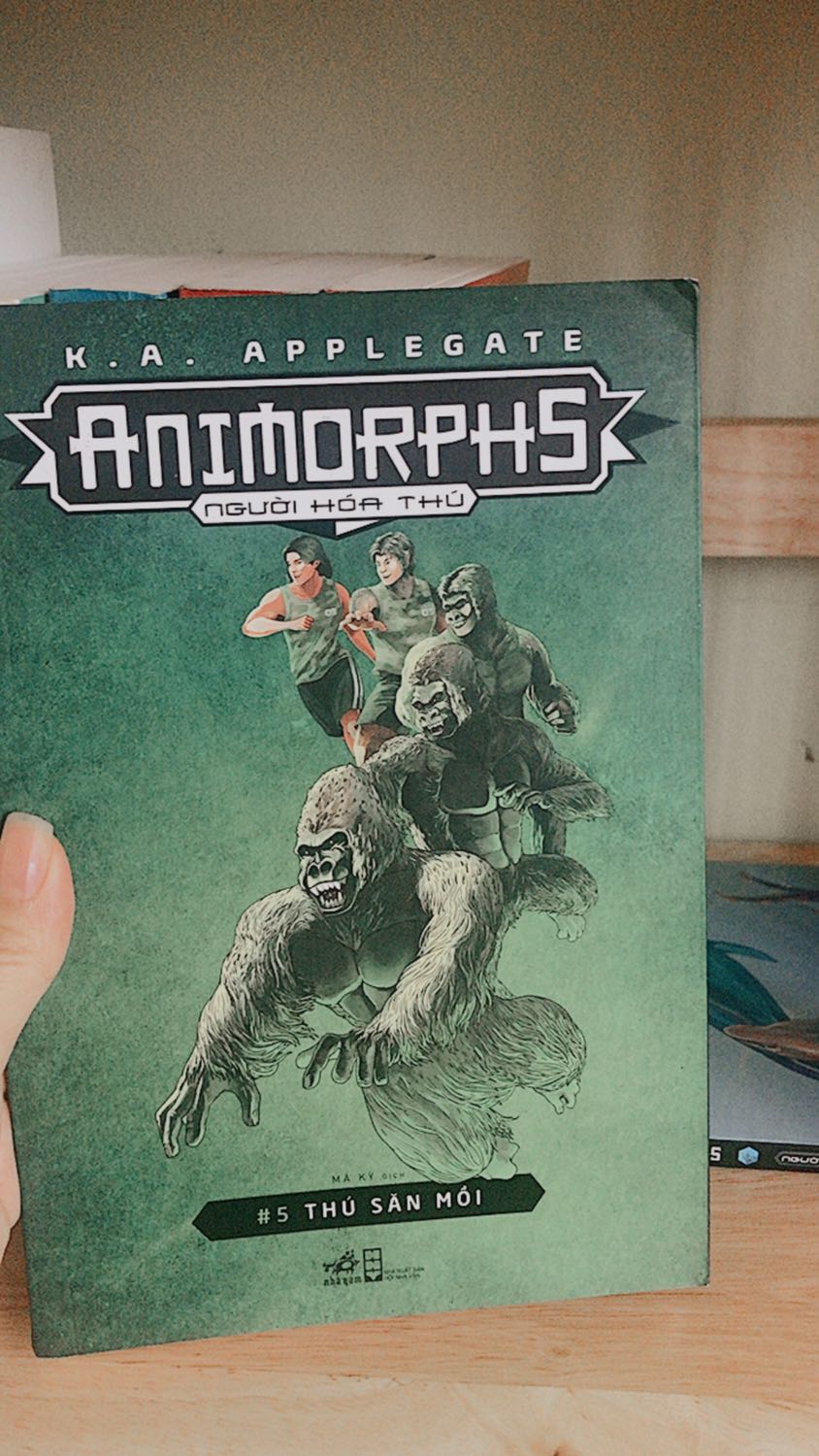 Sách lúc giao về tay hộp nát hết cả, bên trong không có giấy gói, mút xốp gì hết nên gáy bị méo. Nhưng mình email cho tiki thì tiki phản hồi nhanh, sẵn sàng đổi trả. Cơ mà mấy shipper mãi ko chịu đến lấy hàng, họ còn bảo mình mang lên chỗ họ:)) Thế là mình ko đổi nữa. Trừ 1 sao vì vậy chứ sách hay đọc vèo 1 tiếng hết 1q, tiki nhiệt tình, giá sale mỗi cuốn chưa đến 30k nữa, mọi người nên mua😍