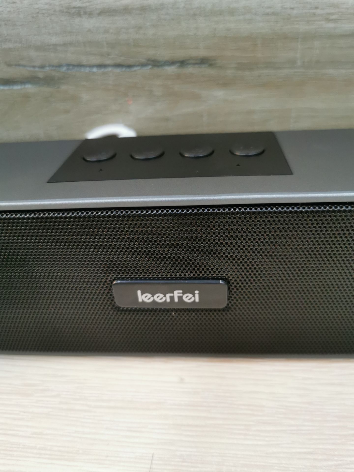 Loa nghe ổn, có cả đài FM khá tiện dụng, kết nối với điện thoại hoặc máy tính khá nhanh, tuy nhiên mình mua xsmart sao lại gửi loa leefei, loa này các nơi khác bán rẻ hơn