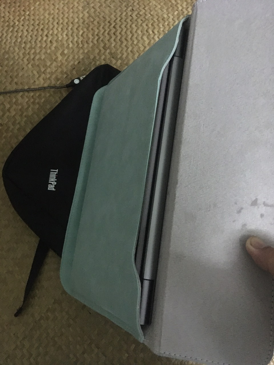 rât hài lòng về sản phẩm , các bạn mua sau luu ý chọn kỹ size nhé. shop có nhiều lựa chọn size để chọn rất tiện. bao da có 2 cục nam châm để nắp khó bung rất hay.
giá thì chưa nhận xét dc vì còn phụ thuộc vào độ bền của sản phẩm .