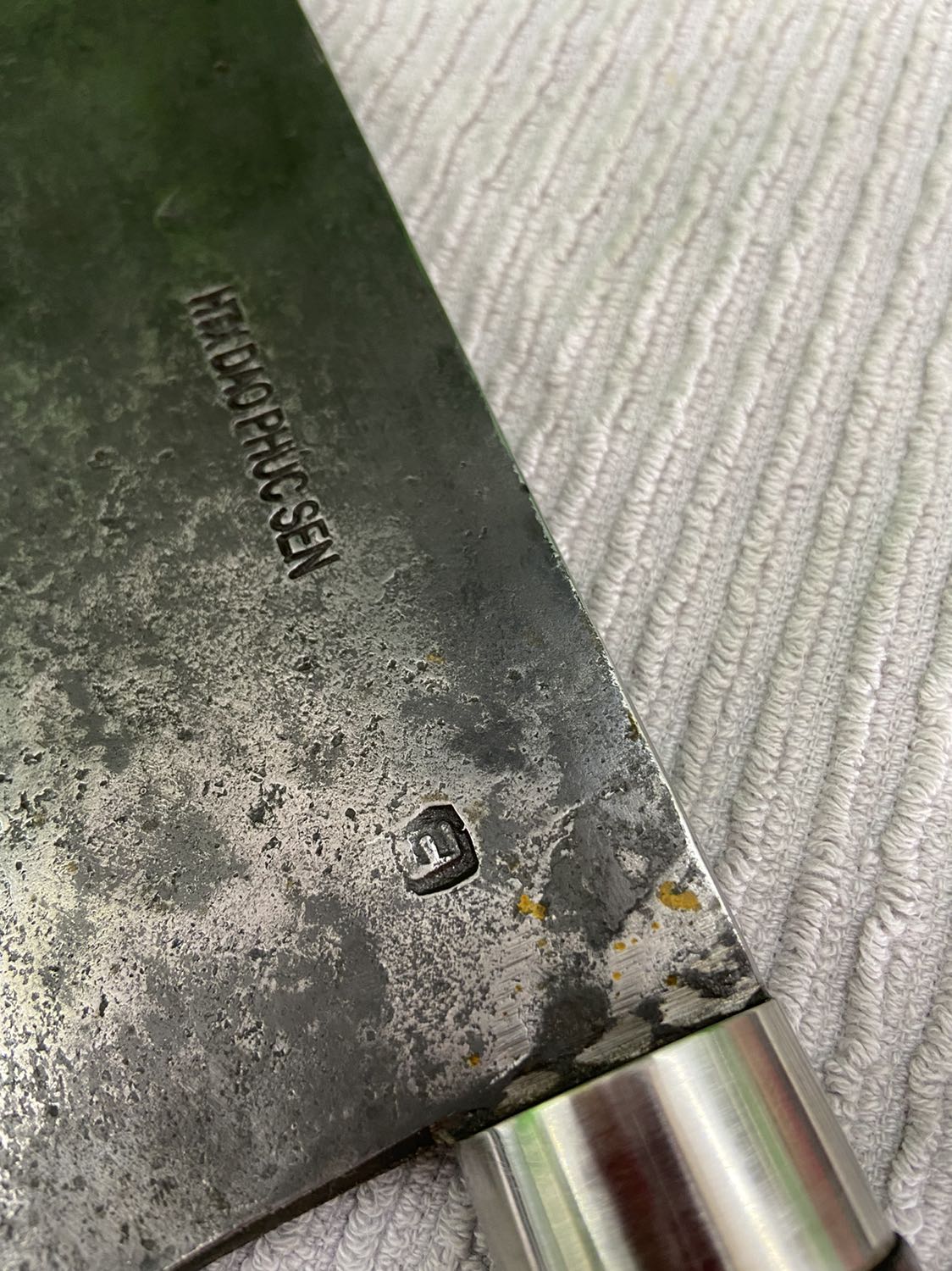 Nói sao ta. Mình đã phải trả lại Tiki.
Về ngoại hình thì khỏi chê, dao chuẩn nét làng quê, cứng cáp, nặng đằm tay, cán gỗ đẹp, mấy vết nổi nhìn rất hay.
Nhưng mà, mình vừa bóc tem buổi tối, rửa sạch treo lên giá, tới sáng xuất hiện vết sét gỉ. Rửa đi, vài tiếng sau gỉ hiện ra tiếp.
Mình đành gởi trả shop dù mình ko muốn nhưng mình ko dám xài.