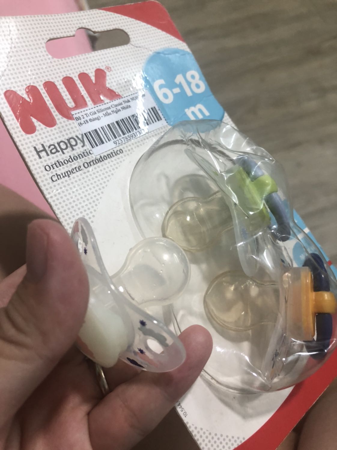 Sản phẩm để quá lâu dẫn tới núm ty bị ố vàng. So với ty mà bé nhà mình đã sửa dụng 4 tháng nay thì thấy màu khác biệt rõ rệt.