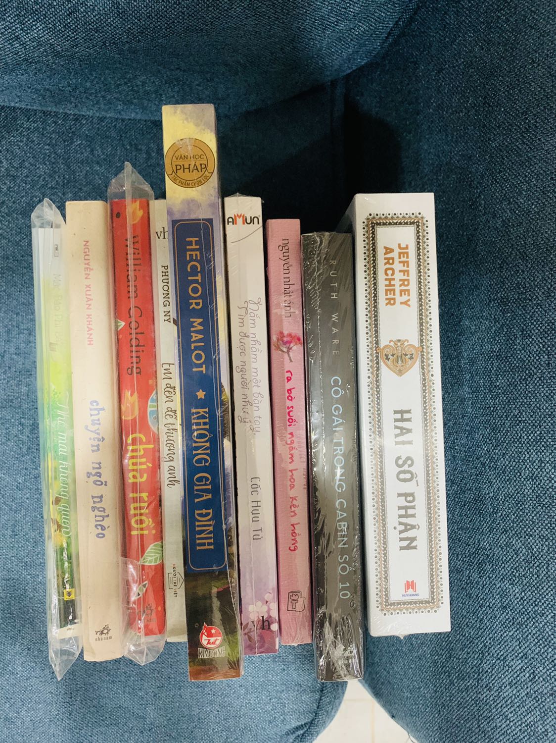 Đây là số sách mà tôi mua tặng cho chị bạn của mình đang ở nước ngoài ❣️
Có một số quyển tôi đã đọc qua và một số thì chưa, nhưng nhìn bề ngoài thì chất lượng giấy, bìa được bao bọc cẩn thận. Mọi thứ đều hoàn hảo 🔜 mong là chị nhận được sẽ vui khi đọc được những dòng chữ tiếng Việt thân thương của mình ❣️