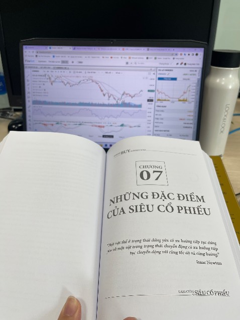 Một cuốn sách rất chất lượng để khởi đầu 2023.

Bề ngoài rất ổn, sách bìa cứng, cầm rất thích tay, đồ thị có màu, in giấy tốt chất lượng.
Về nội dung, gần nửa đầu cuốn sách, nói về cuộc đời và trải nghiệm đầu tư của Stine - đúng chất du mục. Nửa sau, nói về cách lựa chọn siêu cổ phiếu & cách thức vào lệnh, mua/ bán, những điều tưởng chừng như đơn giản, nhưng lại đòi hỏi nhiều kỹ năng.

Nói chung, đây là 1 cuốn sách rất đáng đọc và nên có trên kệ của mọi NĐT trên hành trình chinh phục thị trường tài chính nói chung và cổ phiếu nói riêng.