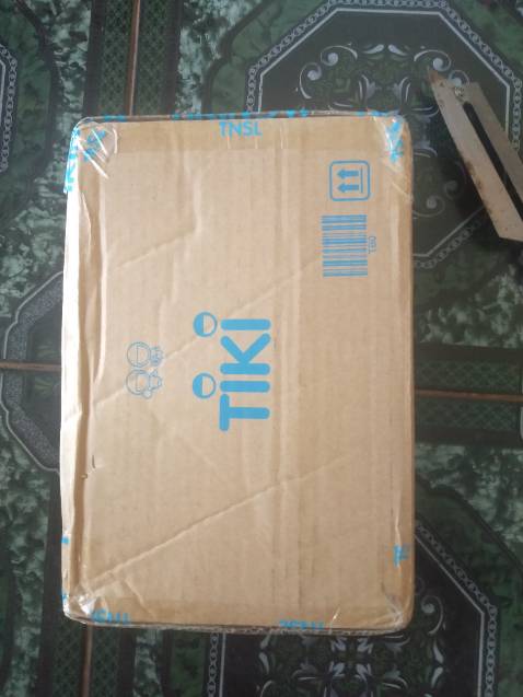 Cuốn sách rất hay nên đọc nhé, giao hàng nhanh, đóng gói cẩn thận, còn nguyên bìa bóng, shiper thân thiện mình rất hài lòng nhưng mình từng lên nhà sách tìm cuốn sách này và nhớ nó có kèm bên trong 1 cái đánh dấu trang sách nhưng mình tìm ko thấy ở cuốn này. Dù vậy giá tốt hơn và ko ảnh hưởng gì đến chất lượng sách nên ko sao. Vẫn 5 sao nhé.