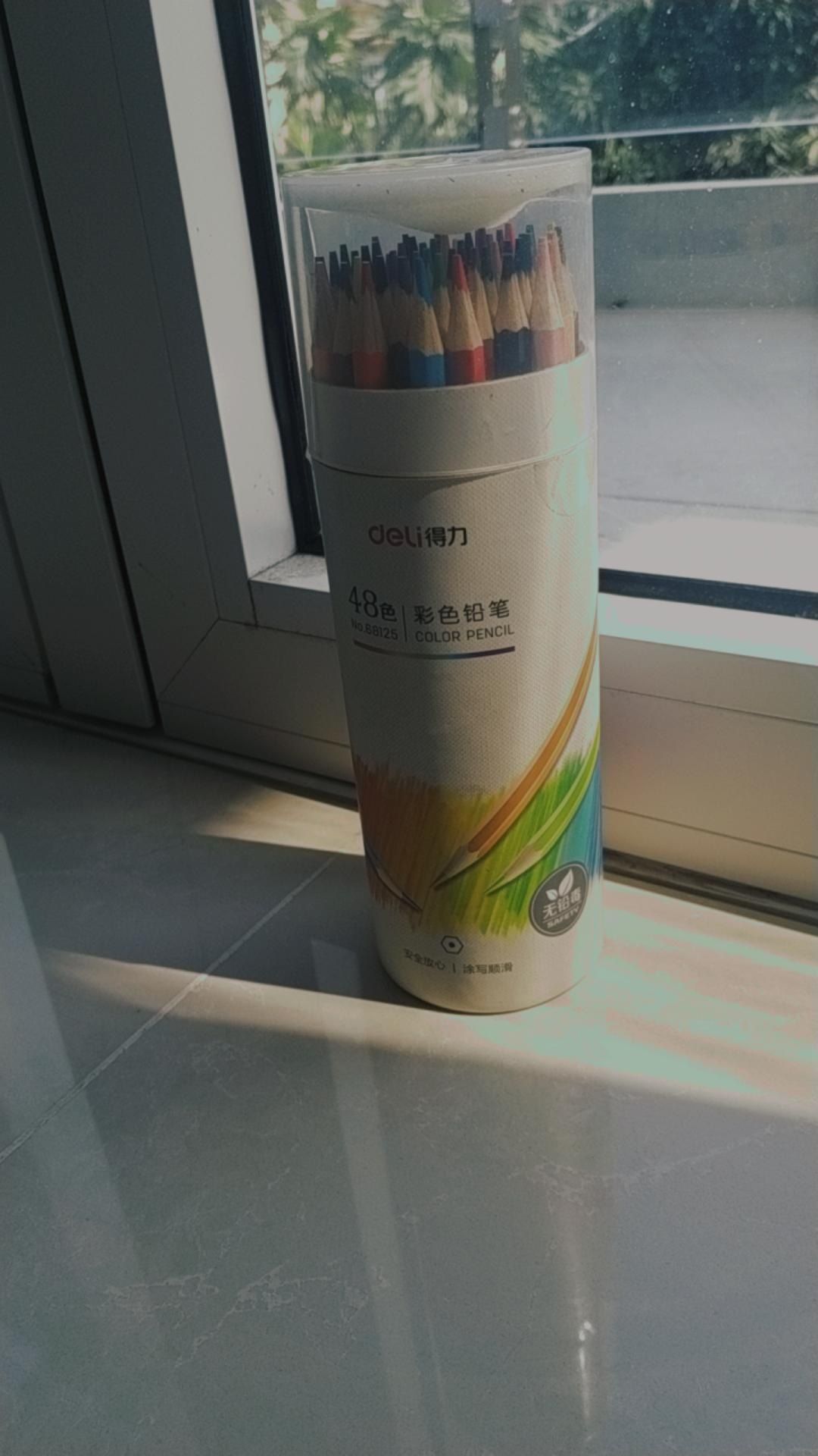 màu này mình mua về để tô quyển "Tô hình yên vẽ hạnh phúc". Màu được tặng kèm gọt chì nên cũng khá ok đối với mức giá 90k/48 cây. Màu thì mình ch *** nên cũng ko biết chất lượng ra sao. Có điều cốc đựng màu hơi dơ nhưng ko sao. Giao hàng nhanh !