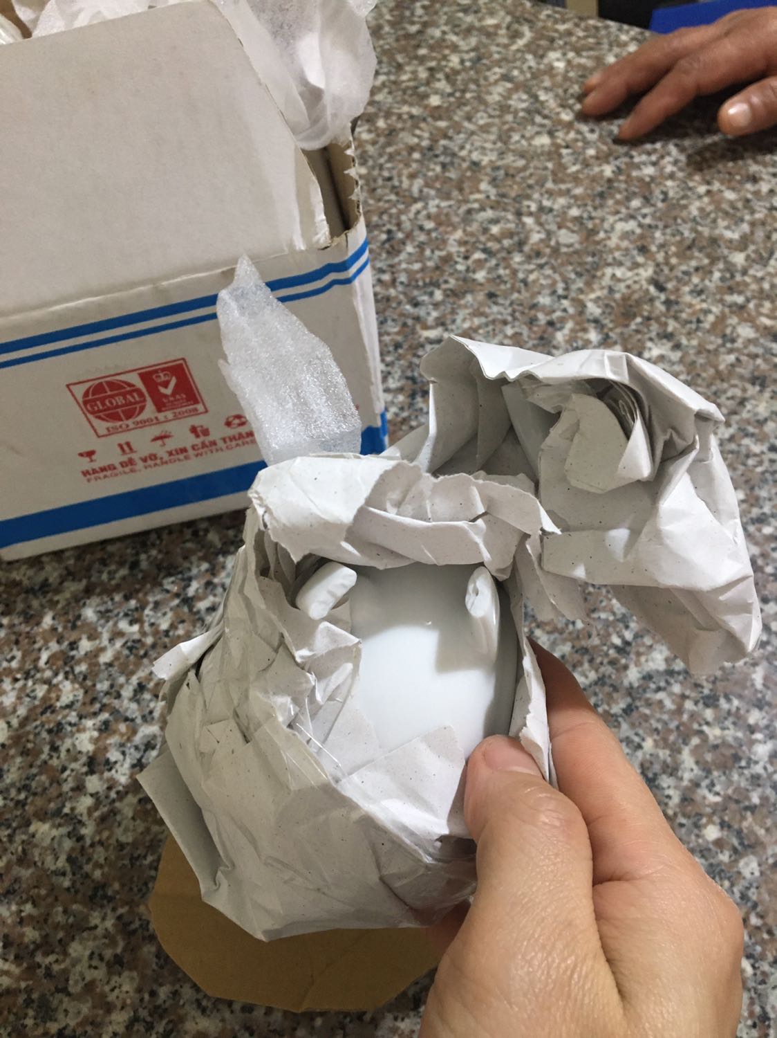 Ấm mình bóc ra thì bị vỡ quai rồi. Đề nghị tiki liên hệ đổi cho mình nhé!