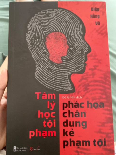 Tiki giao hàng cực nhanh ạ, mình đặt từ sáng mà tầm trưa chiều đã giao đến nơi rồi 😍 Sách được bọc cẩn thận, không bị móp, bookmark đẹp. Về phần nội dung, mình cảm nhận đọc khá rùng rợn, không khuyến khích đọc buổi tối 🥲 tên sách về chủ đề phân tích tâm lý tội phạm nhưng mình thấy chưa đào sâu nhiều, chỉ nói khá sơ sài. Chủ yếu là giới thiệu các vụ án kinh hoàng huhu