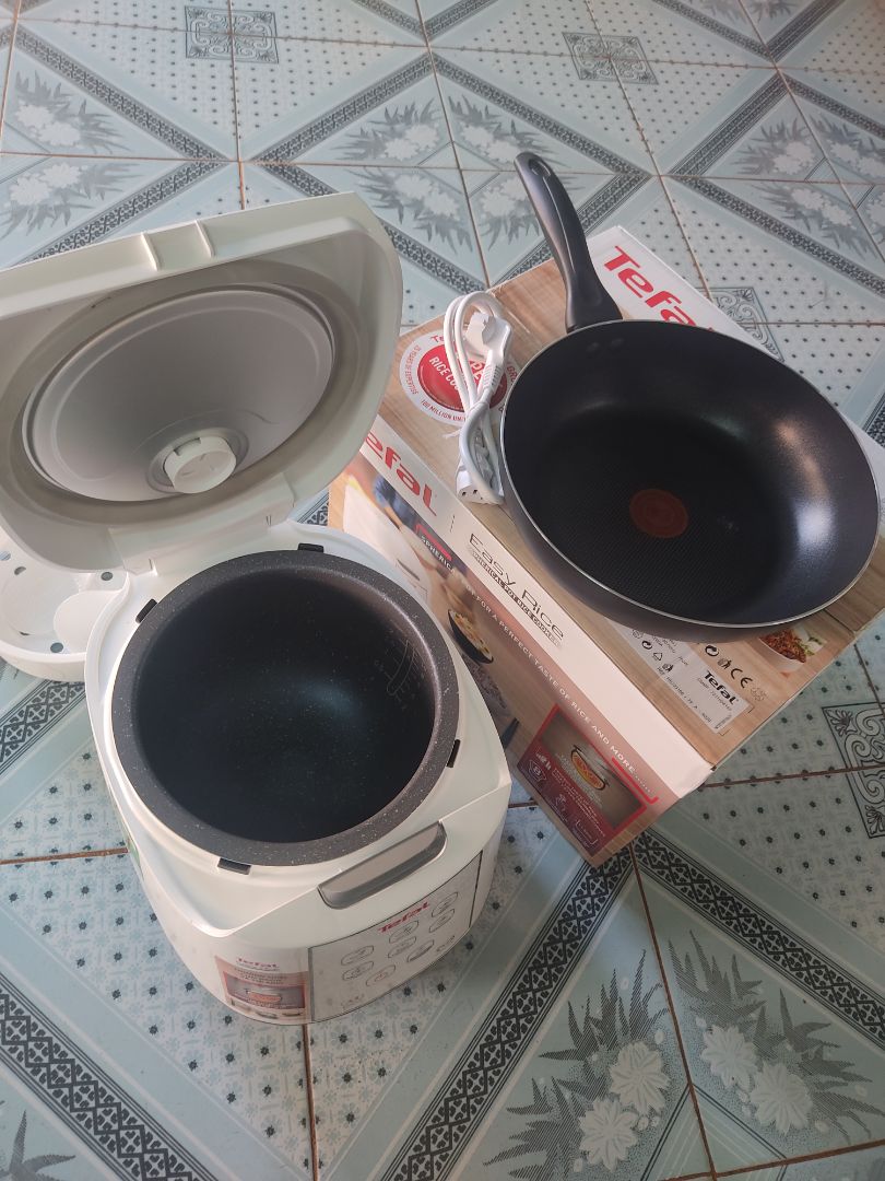 Nói về thương Hiệu Tefal là nói về sự hài lòng và an tâm về chất lượng rồi. Mẹ mình sử dụng rất chi là ưng luôn?. Sau khi sử dụng mình có một số đánh giá như sau:
+ Về thiết kế: Đẹp, sang trọng, màu trắng nhìn rất là đẹp luôn✨✨. Lòng nồi thì hình niêu tráng men nấu cơm không bị dính, không cháy, ngon cơm. Nồi không có tay xách nên một vài bạn đánh giá bất tiện, nhưng mình vẫn thấy nó có cái hay của nó, khi di chuyển nồi ta bưng bê, thay vì xách sẽ an toàn hơn và giúp nồi sử dụng được bền hơn.❤️. Một điểm khác biệt mà nếu để ý kĩ bạn mới biết là thành lòng nồi Tefal in cả logo của mình lên luôn, sang trọng hẳn lên, mình thấy các hãng khác không làm thế (chắc để tiết kiệm chi phí sản xuất). À mà ngoài xửng hấp và môi cơm như bao nồi cơm điện khác, Tefal còn tâm lý  cho khách hàng khi đi kèm thêm 1 môi múc cháo/canh nữa, yêu thế ???
+ Về chức năng: Có rất nhiều chức năng cho một nồi cơm điện với giá quanh 1 triệu đồng như thế này:  Gạo trắng, gạo lức, cháo/canh, nấu nhanh/hấp, nấu chậm/hầm, hâm nóng. Mình thì khoái chế độ gạo lức vì mình rất thích món sữa chua nếp cẩm ??Khi sử dụng chế độ nào thì nút sáng bật ở chế độ đó giúp người sử dụng rất dễ nhận biết. ❤️
+ Về khả năng giữ ấm: Nồi giữ nhiệt rất là lâu, nấu buổi trưa để đến chiều cơm vẫn còn ấm. Có thể là do nồi được thiết kế dạng niêu nêu mới hỗ trợ giữ ấm lâu như vậy.❤️Thêm vào đó ron cao su ở phần nắp rất dày, dẻo đảm bảo hơi được giữ kín như bưng trong nồi nữa
+ Về quà tặng: Theo mình nghĩ với mức giá đã giảm chưa tới 1 triệu là quá ok cho một nồi cơm điện Tefal như thế này rồi, nhưng Tefal lại còn tặng thêm 1 chảo chống dính có tem đỏ báo nhiệt, thành chảo cao giúp hạn chế bị bắn dầu mỡ khi chiên xào thì lại quá là xuất sắc luôn. 
Nói tóm lại là quá nên mua mọi người ạ. Mình đã tin mua và cả nhà mình rất hài lòng về Tefal