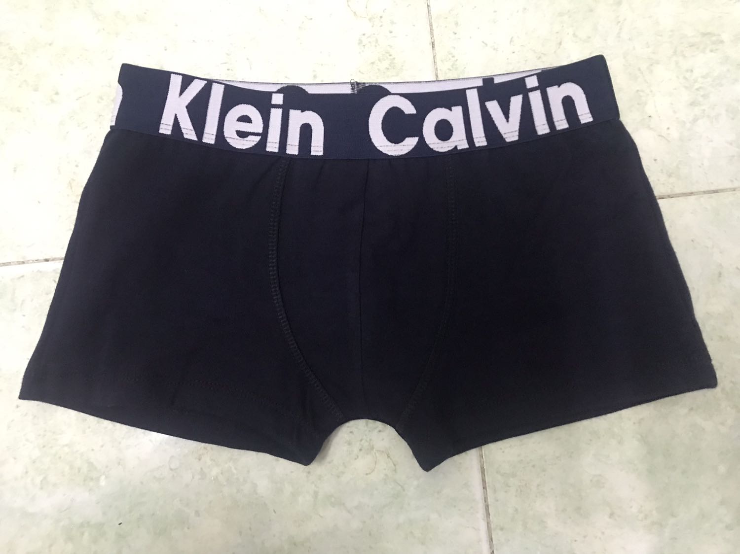 Sản phẩm không đúng mẫu, không đúng màu shop cũng không hỏi lại KH. KH nhắn tin hỏi shop cũng không hỗ trợ.