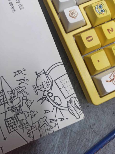 Góc sách hơi bị rách. Nay mình sờ đến mới thấy vết. Nội dung mình chưa đọc nên chưa đánh giá. Sẽ review lại sau.

Update: Sách bị chút quăn góc nên mình có thử đổi trả xem bên Tiki xử lý sao. Họ đồng ý duyệt đơn nhưng sách gửi lại lần này tệ hơn trước. Mình có quay video unbox. Nội dung còn bị in thiếu :| sai sót khó tránh khỏi nhưng nó lặp lại nhiều với lô sách này. Mình nghĩ các bạn nên xem lại bảo quản. Đây là lần đầu mình gặp TH trải nghiệm tệ như vậy