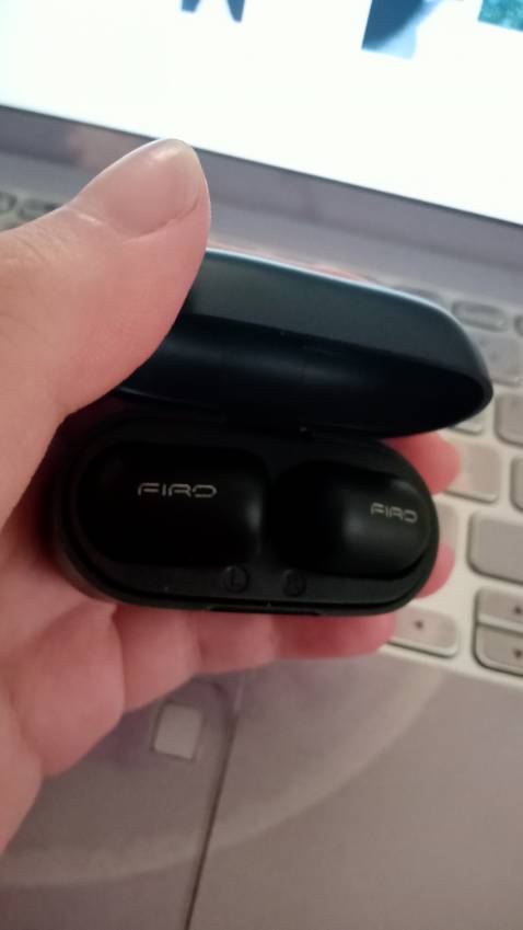 Giao hàng nhanh, shop phục vụ siêu có tâm. Tai nghe dùng tốt, nghe nhạc thích lắm luôn ạ, mề mế mê. Mình cảm giác như tai nghe bên trái nhạy hơn bên phải một xíu. Tuy nhiên tai nghe hơi to so với tai mình (tại tai mk bé xíu ý) nên cảm giác như tai nghe sắp rơi. Mình muốn pass lại để mua tai nghe phù hợp hơn. Giá hạt dẻ ạ. Ai có nhu cầu mua lại liên hệ mk qua Zalo *** nhé ạ!