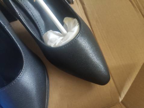 Giày đẹp, chất kiệu xịn , đường may chắc chắn. Chủ shop nhiệt tình hỗ trợ đổi giày khi mình mua nhầm size rộng hơn. Đã vậy được tặng thêm miếng lót giày khi đổi. Thái độ thân thiện và nhiệt tình, mình rất hài lòng, sẽ ủng hộ shop dài lâu dạ.