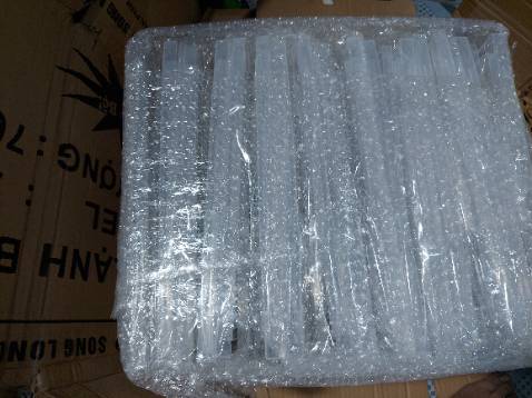 Đóng gói khá là kĩ lưỡng nhưng vẫn có 1 hộp bị gãy chốt đóng nắp, 3 hộp bị sứt mẻ nhỏ (mình đã dán băng keo lại dùng tạm). 
Hộp khá là to, có thể nhét vừa 2 đôi giày búp bê trong 1 hộp (giày mình size 37), đựng sneakers vẫn dư chỗ đối với giày của mình.
Giao hàng chậm hơn 1 ngày so với dự kiến. 
Nói chung ổn, chất liệu như trong như hình, chỉ là có 1 ít hỏng hốc do vận chuyển có thể chấp nhận nên mình cho 4 sao.