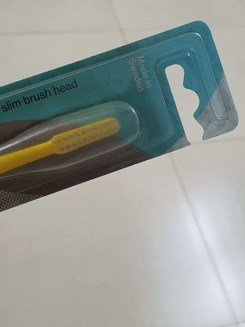 có lẽ hàng này shop bán không chạy cho nên bụi bẩn, dơ rất phản cảm.
tôi có thể thông cảm cho shop bán hàng tồn kho đã lâu, nhưng shop cũng nên có tâm, đem ra lau rửa dùm.