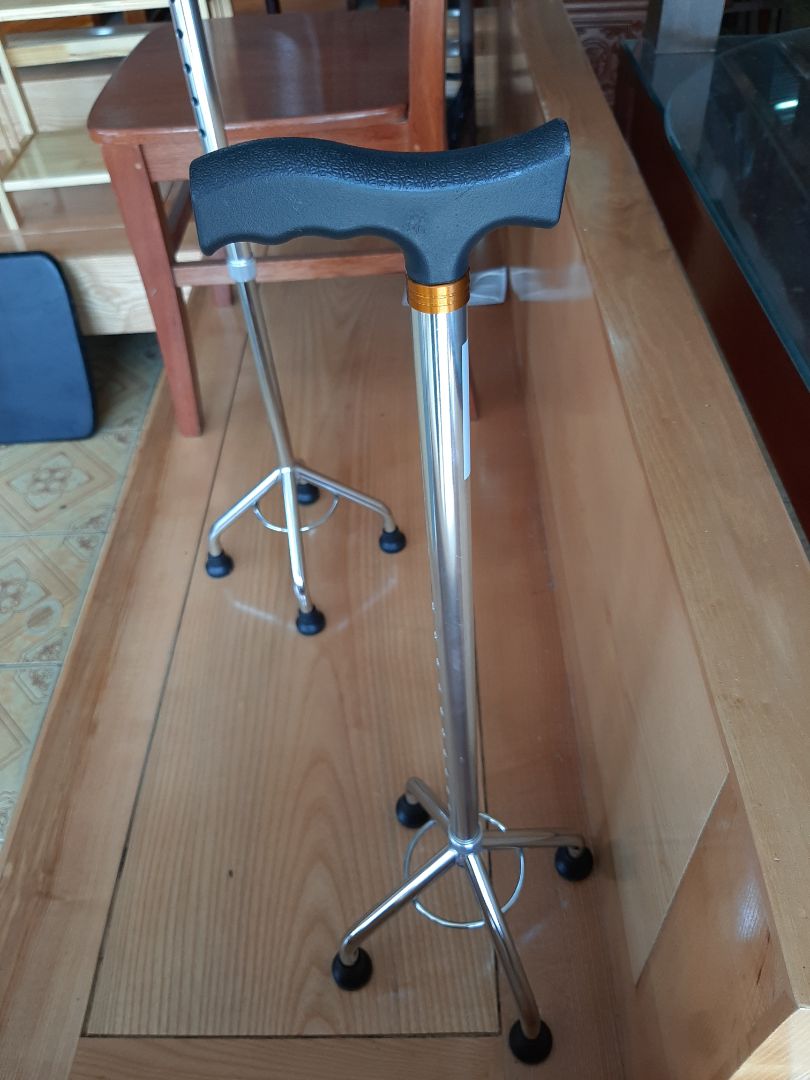 sản phẩm khác mô tả về cái chân . nhưng sản phẩm dầy dặn , chắc chắn , có thể dùng 2 nguời chống chung 1 gậy đi thoải mái.