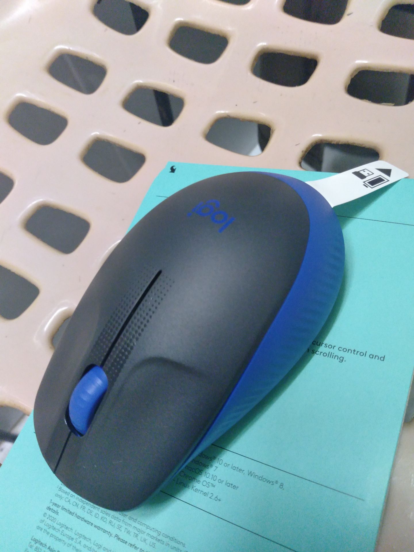 Hàng giao trong ngày, bao bì nguyên vẹn chưa khui. Vì vậy không có tem dán trên sp mà dán trên nhộp nhựa. khuyến cáo giữ lại đề phòng đổi trả/ bảo hành. mảnh giấy ngăn ko cho đầu pin tiếp xúc, tháo giấy ra lắp pin sẽ hoạt động. Sp mới không trầy xước. Chất nhựa nhám. Tuy nhiên size chuột vẫn có cảm giác hơi nhỏ so với tay.