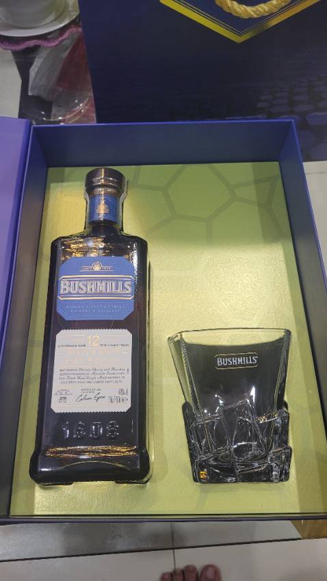 Hộp quà có túi xách đầy đủ, rất lịch sự. Giá đang giảm nên mua để giành có dịp lôi ra uống. Hàng thì chính hãng, nhưng đối với rượu của cty alchemy thì không bao giờ check được code hải quan?!! Tại sao vậy?!