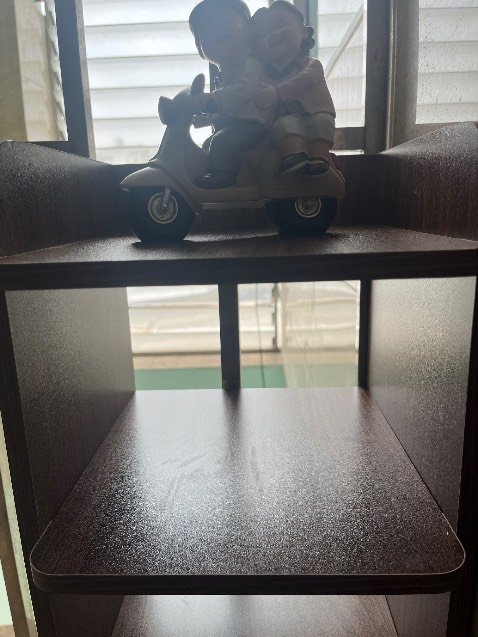 MDF màu vân gỗ rất đẹp, gia công tốt, vận chuyển bao bì chắc chắn không bị mẻ miếng nào dù ship từ ngoài bắc vào nam. Bộ đinh vừa vặn, không thiếu chiếc nào, dễ lắp ghép, cứng cáp, không bị lỏng lẻo. Chỉ có điều ban đầu nhìn hình tưởng có miếng ốp lưng phía sau mà cuối cùng không có.