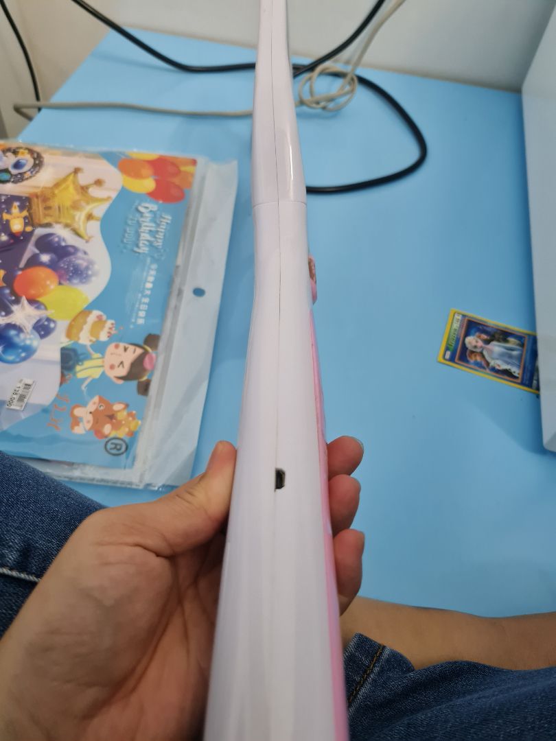 Mua lâu rồi, giờ mới review. Vợt xài rất tốt, thanh nhựa ở giữa dày nên giảm tình trạng lưới 2 mặt chập lại. Sạc bằng dây cắm nên rất an toàn và pin lâu. Đây là cái thứ 2 mình mua rồi, rất ưng 😀