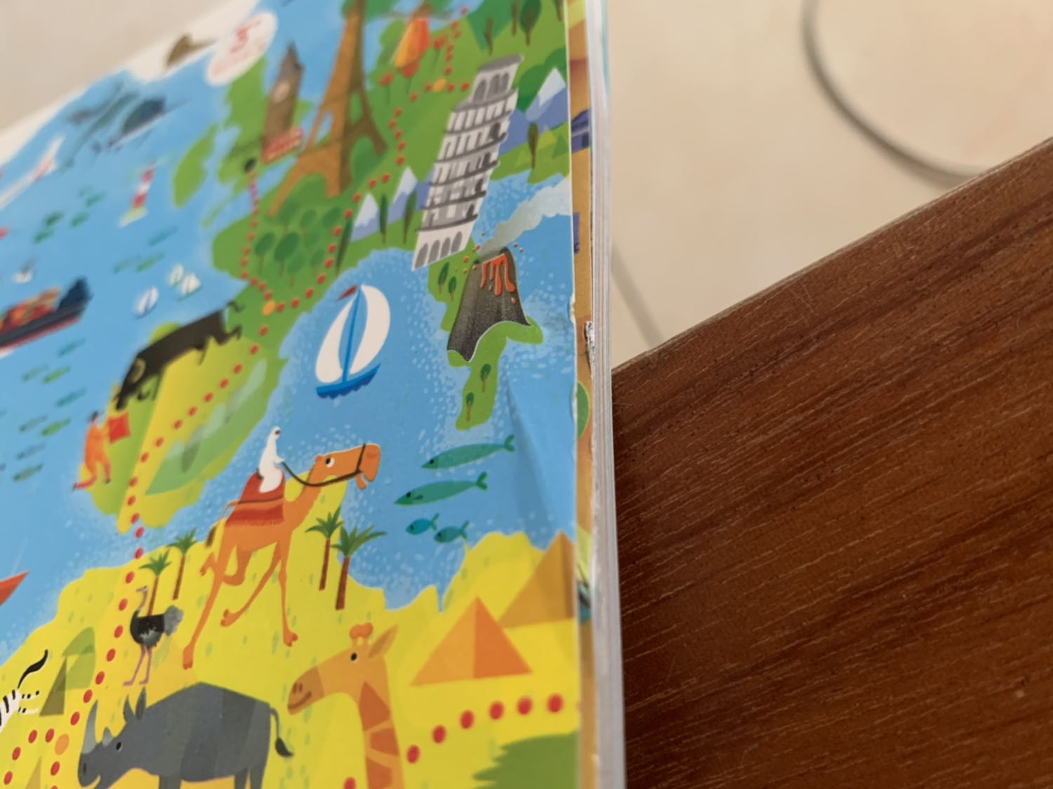 Tiki nên kiểm soát ki hơn về chất lượng sản phẩm khi xuất kho. 
Bạn mình từng nói Sách Mua Tiki hay cong, cũ và bẩn.
Lần này mình mua để tặng mà sách giao hơi xấu bìa và rách nhẹ thế này ạ