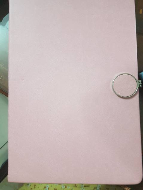 Sổ ghi chép có khóa, bìa màu hồng rất đẹp và dễ thương.